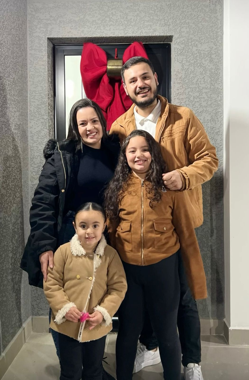 Família celebrando o novo lar