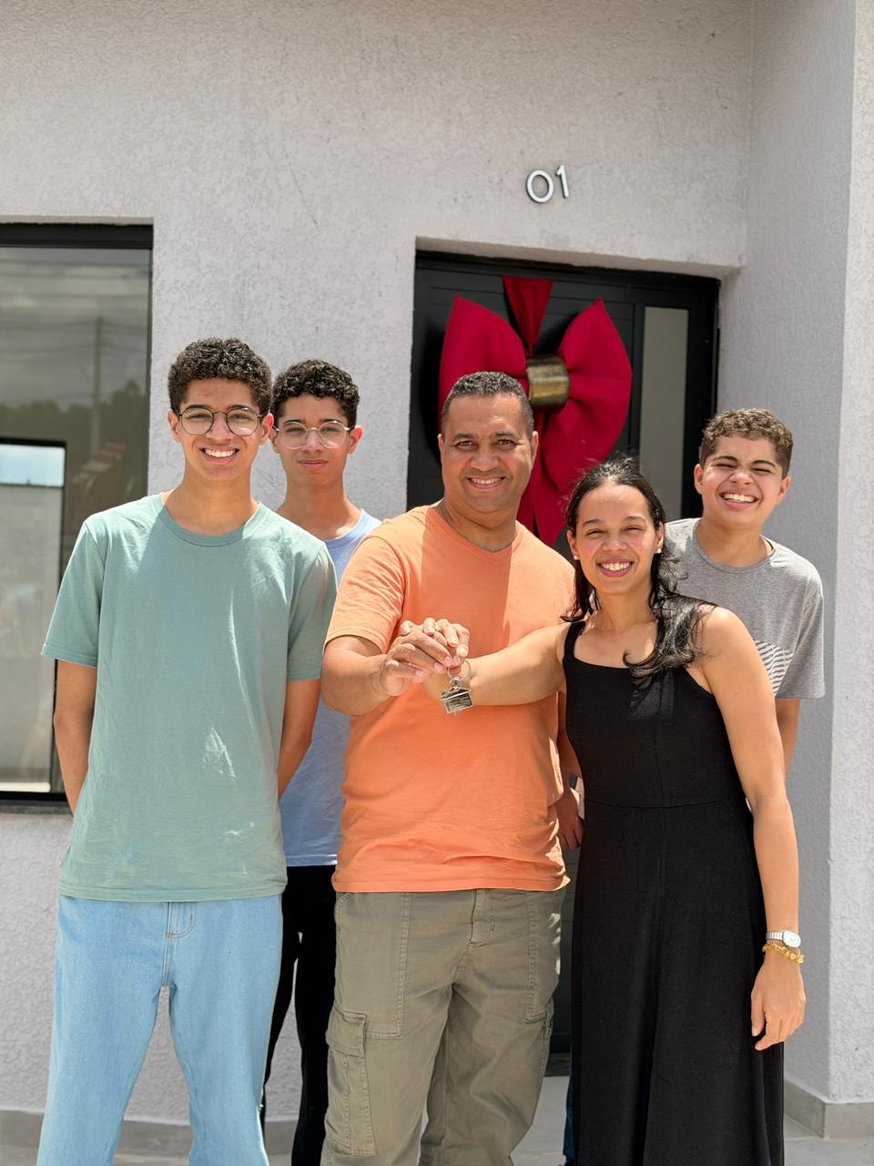 Família celebrando as chaves